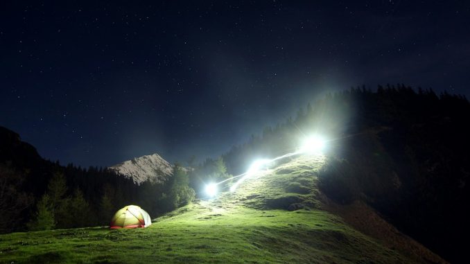 Camping i vildmarken illustration