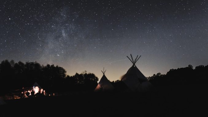 Camping och stjärnskådning illustration